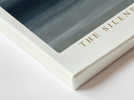 Paul Sinus Wandbild The Silent Horizon – Abstraktes Meerbild mit goldenen Linien, Symbol für Ruhe, Tiefe und endlose Weite