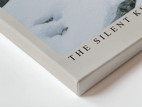 Paul Sinus Wandbild The Silent King of Mountains Resting Predator Amid Snow and Stone