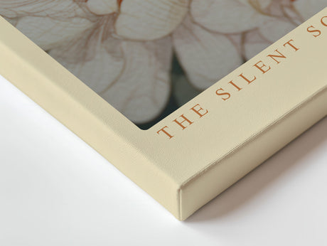 Paul Sinus Wandbild The Silent Song of Beauty – Weißer Vogel zwischen Blüten und Gesicht