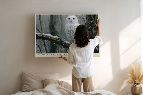Paul Sinus Wandbild The Silent Watcher in the Cold winterliches Tiermotiv mit Schnee-Eule in ruhiger Landschaft