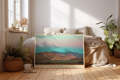 Paul Sinus Wandbild The Silent Waves of Earth – sanfte Hügel unter Pastellhimmel in harmonischen Erdtönen, naturinspiriertes Landschaftsmotiv für ruhige Raumgestaltung