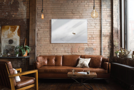Paul Sinus Wandbild The Solitary Deer minimalistisches Naturmotiv mit Hirsch im Schnee und sanfter Winterstimmung für ruhige Wohnräume und moderne Interieurs