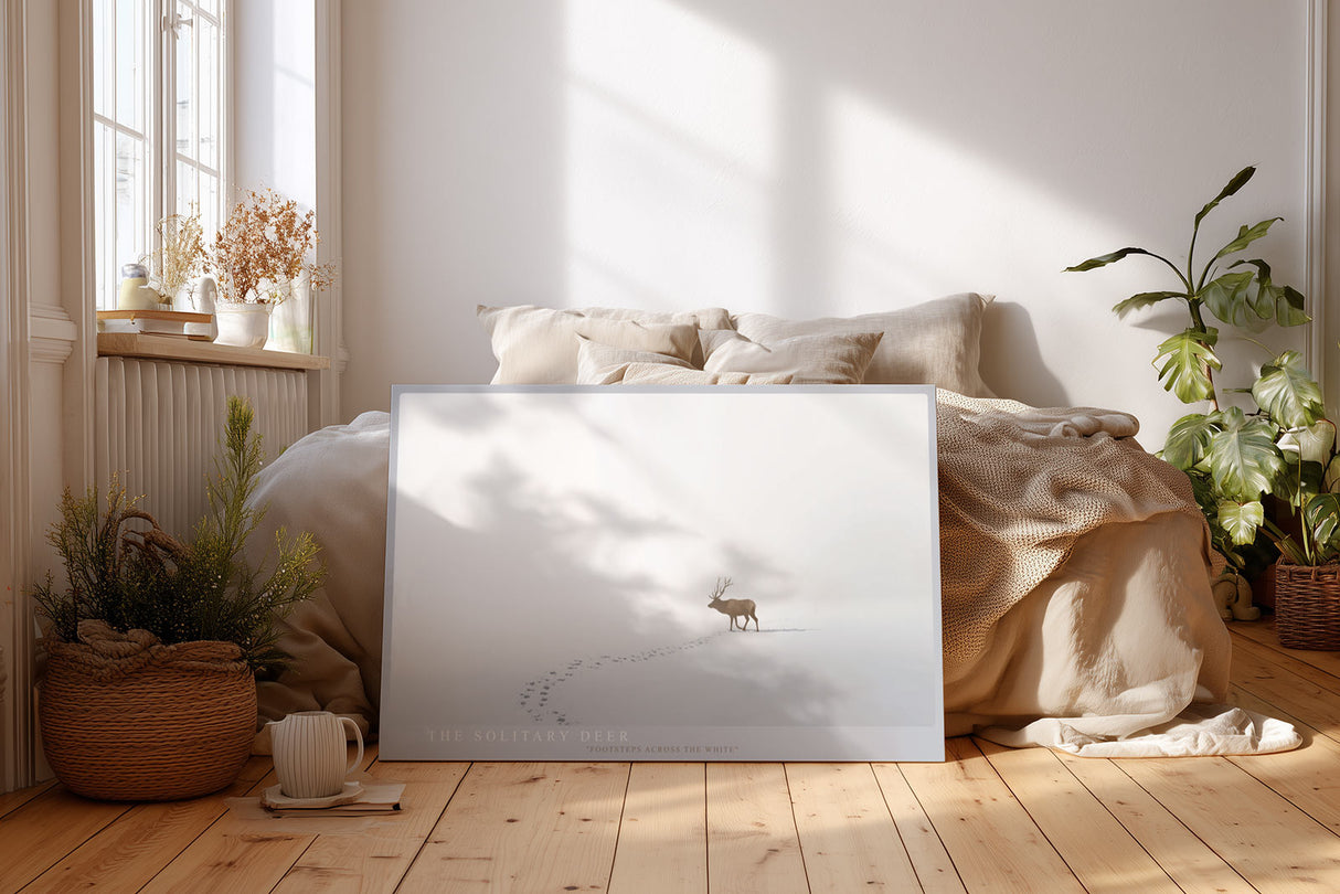 Paul Sinus Wandbild The Solitary Deer minimalistisches Naturmotiv mit Hirsch im Schnee und sanfter Winterstimmung für ruhige Wohnräume und moderne Interieurs