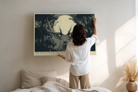 Paul Sinus Wandbild The Stag Under the Moon – Majestätischer Hirsch im Mondlicht – Mystisches Wandbild mit Symbolkraft und natürlicher Stärke.