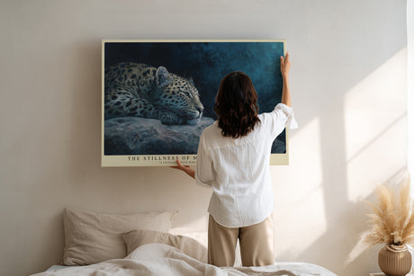 Paul Sinus Wandbild The Stillness of Midnight Strength majestätisches Tiermotiv mit ruhendem Leoparden im nächtlichen Licht