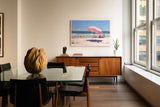 Paul Sinus Wandbild The Sunny Beach Day Impressionistisches Strandmotiv mit rosa Sonnenschirm, blauen Wellen und entspannter Urlaubsstimmung.