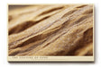 Paul Sinus Wandbild The Texture of Sand Nahaufnahme goldener Sandkörner in wellenförmigen Strukturen – ein Spiel aus Licht, Tiefe und Natur.