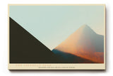 Paul Sinus Wandbild The Triangle Peak minimalistisches Landschaftsmotiv mit geometrischem Berg und warmem Lichtspiel für moderne Räume voller Klarheit und Energie