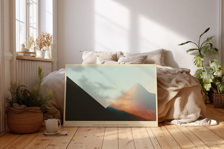 Paul Sinus Wandbild The Triangle Peak minimalistisches Landschaftsmotiv mit geometrischem Berg und warmem Lichtspiel für moderne Räume voller Klarheit und Energie
