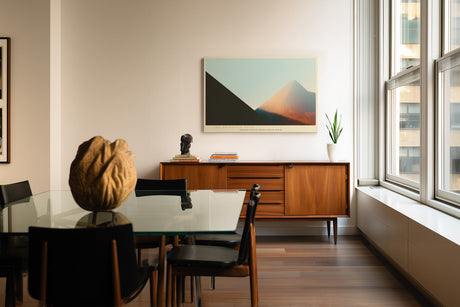 Paul Sinus Wandbild The Triangle Peak minimalistisches Landschaftsmotiv mit geometrischem Berg und warmem Lichtspiel für moderne Räume voller Klarheit und Energie