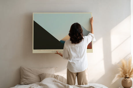 Paul Sinus Wandbild The Triangle Peak minimalistisches Landschaftsmotiv mit geometrischem Berg und warmem Lichtspiel für moderne Räume voller Klarheit und Energie