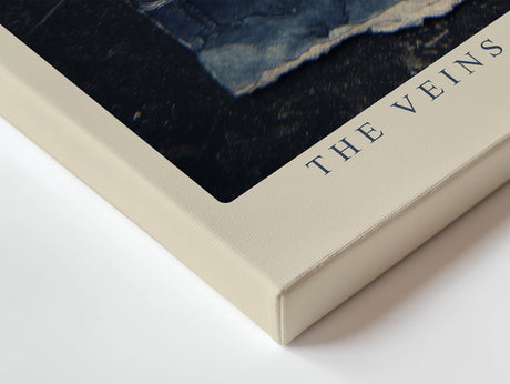 Paul Sinus Wandbild The Veins of Night – Abstrakte Textur in Dunkelblau, inspiriert von organischen Linien und verborgenen Strukturen