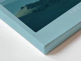 Paul Sinus Wandbild The Whispers of Distant Hills – Sanfte Hügel in Blau- und Grüntönen in endloser Weite