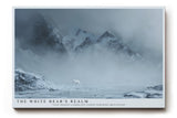 Paul Sinus Wandbild The White Bears Realm Eindrucksvolle Winterlandschaft mit Eisbär vor majestätischen Bergen und nebelverhangenem Horizont.