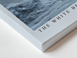 Paul Sinus Wandbild The White Bears Realm Eindrucksvolle Winterlandschaft mit Eisbär vor majestätischen Bergen und nebelverhangenem Horizont.