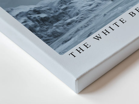 Paul Sinus Wandbild The White Bears Realm Eindrucksvolle Winterlandschaft mit Eisbär vor majestätischen Bergen und nebelverhangenem Horizont.