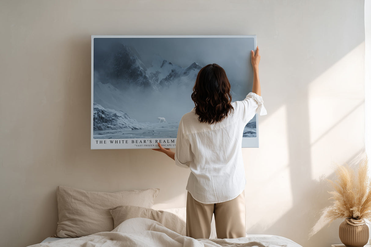 Paul Sinus Wandbild The White Bears Realm Eindrucksvolle Winterlandschaft mit Eisbär vor majestätischen Bergen und nebelverhangenem Horizont.
