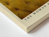 Paul Sinus Wandbild The Woman and the Stillness – Frau auf gelbem Sofa symbolisiert Ruhe, Eleganz und die Schönheit der Stille