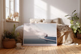 Paul Sinus Wandbild The Woman by the Horizon minimalistische Komposition einer Frau in Rot an einem stillen Meereshorizont