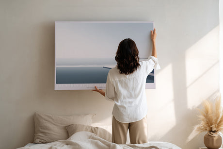 Paul Sinus Wandbild The Woman by the Horizon minimalistische Komposition einer Frau in Rot an einem stillen Meereshorizont