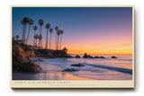 Paul Sinus Wandbild Visit California Coast Traumhafte Küstenlandschaft Kaliforniens mit Palmen, Felsen und farbenprächtigem Sonnenuntergang über dem Pazifik.