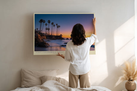Paul Sinus Wandbild Visit California Coast Traumhafte Küstenlandschaft Kaliforniens mit Palmen, Felsen und farbenprächtigem Sonnenuntergang über dem Pazifik.