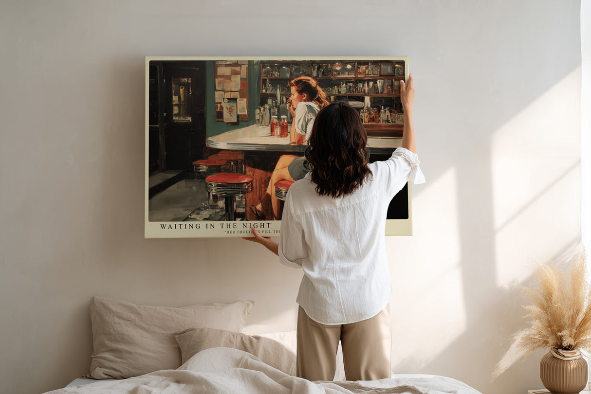 Paul Sinus Wandbild Waiting in the Night – Frau an einer Bar im warmen Licht symbolisiert Nachdenklichkeit, Einsamkeit und urbane Melancholie