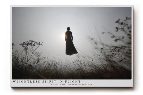 Paul Sinus Wandbild Weightless Spirit in Flight – Schwebende Figur im Gegenlicht – Poetisches Wandbild mit spiritueller Tiefe und minimalistischer Kraft.