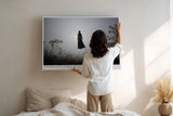 Paul Sinus Wandbild Weightless Spirit in Flight – Schwebende Figur im Gegenlicht – Poetisches Wandbild mit spiritueller Tiefe und minimalistischer Kraft.