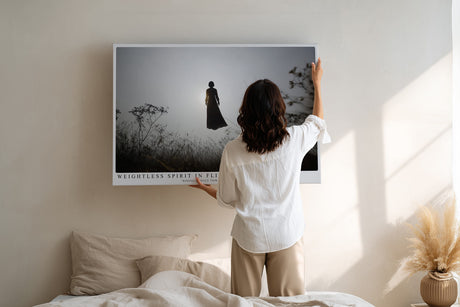 Paul Sinus Wandbild Weightless Spirit in Flight – Schwebende Figur im Gegenlicht – Poetisches Wandbild mit spiritueller Tiefe und minimalistischer Kraft.