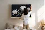 Paul Sinus Wandbild 120x80cm weisse Blueten auf dunklem Hintergrund elegante Blumenfotografie moderne florale Wanddekoration fuer Wohnzimmer Büro