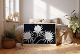 Paul Sinus Wandbild 120x80cm weisse Blumen auf dunklem Hintergrund elegante botanische Kunst moderne Naturfotografie Kunstdruck stilvolle Wanddekoration fuer Wohnzimmer Schlafzimmer Flur