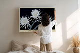 Paul Sinus Wandbild 120x80cm weisse Blumen auf dunklem Hintergrund elegante botanische Kunst moderne Naturfotografie Kunstdruck stilvolle Wanddekoration fuer Wohnzimmer Schlafzimmer Flur