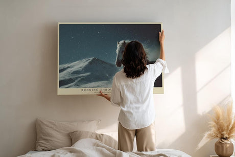Paul Sinus Wandbild 120x80cm weisses Pferd im Schnee moderne Tierkunst winterliche Natur Szene grosses Kunstbild stilvolle Wanddekoration fuer Wohnzimmer Büro