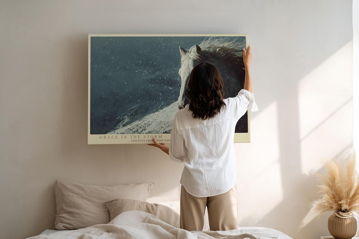 Paul Sinus Wandbild 120x80cm weisses Pferd im Schneesturm kraftvolle Tierfotografie Winterlandschaft dynamische Natur Wanddekoration fuer Wohnzimmer Büro