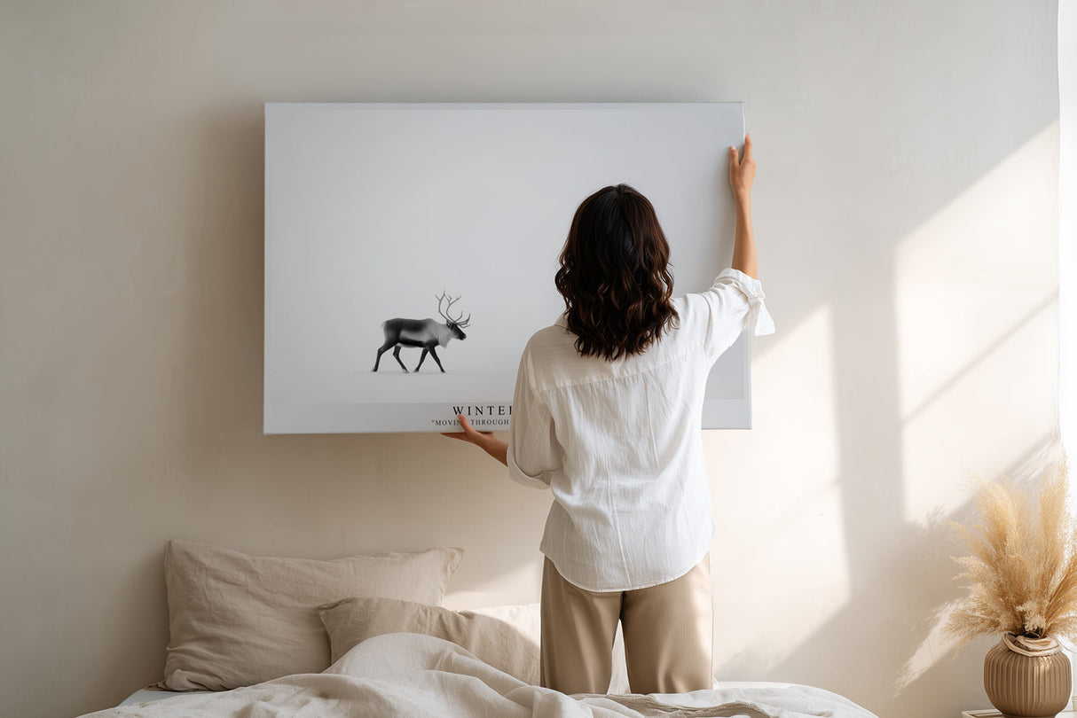 Paul Sinus Wandbild Winter Path minimalistisches Naturmotiv mit Hirsch im Schnee für moderne Wohnräume voller Ruhe und Klarheit