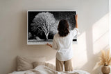 Paul Sinus Wandbild 120x80cm Winterbaum Schneesturm Schwarz Weiss Kontrastreiche Naturkunst Minimalistische Landschaft für Wohnzimmer Büro Flur