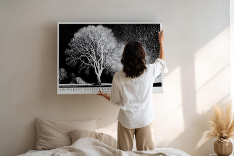 Paul Sinus Wandbild 120x80cm Winterbaum Schneesturm Schwarz Weiss Kontrastreiche Naturkunst Minimalistische Landschaft für Wohnzimmer Büro Flur