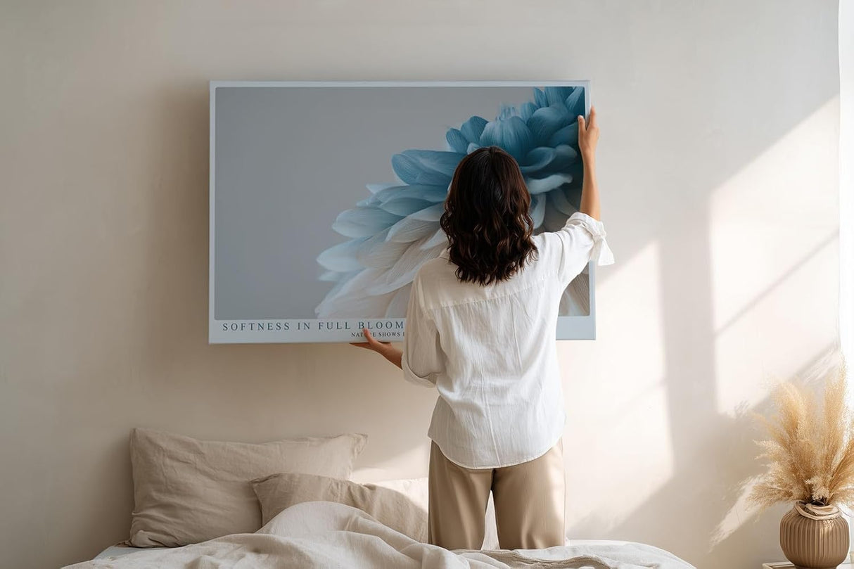 Paul Sinus Wandbild 120x80cm zarte Bluete Makroaufnahme in Blau und Creme moderne florale Kunst stilvolle Wanddekoration fuer Wohnzimmer Büro