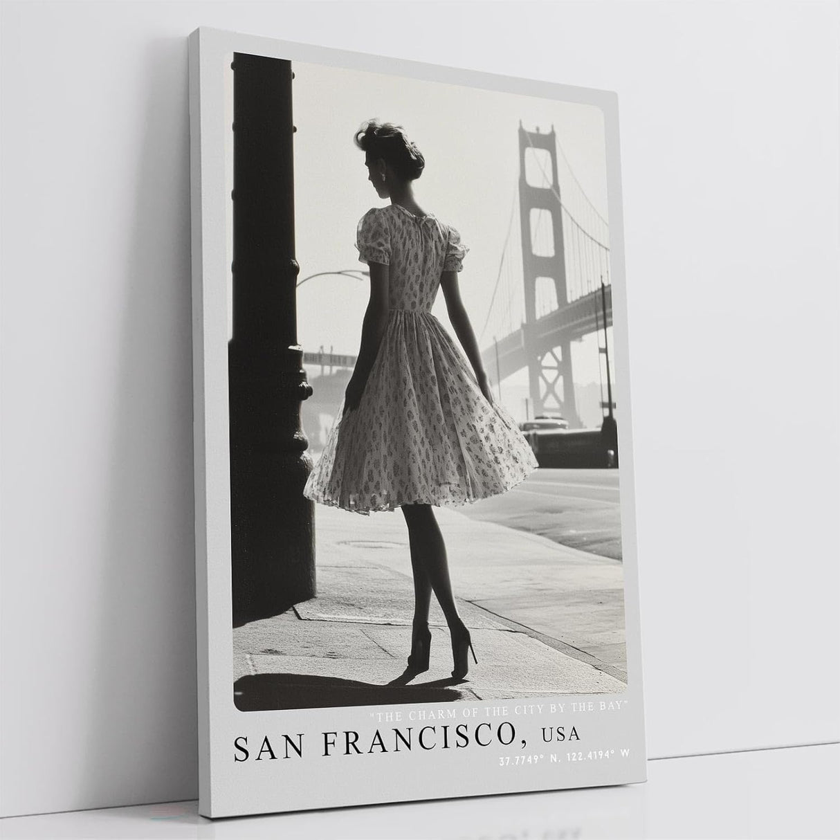 Paul Sinus Leinwandbild 80x120cm San Francisco USA Leinwandbild elegante Frau mit Vintage-Kleid vor der Golden Gate Bridge nostalgische Stadtästhetik