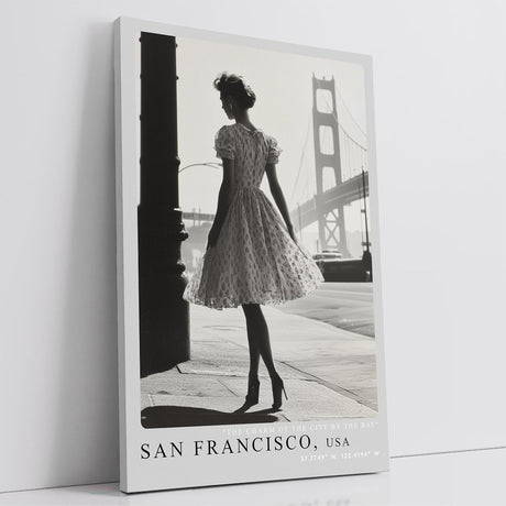 Paul Sinus Leinwandbild 80x120cm San Francisco USA Leinwandbild elegante Frau mit Vintage-Kleid vor der Golden Gate Bridge nostalgische Stadtästhetik