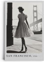 Paul Sinus Leinwandbild 80x120cm San Francisco USA Leinwandbild elegante Frau mit Vintage-Kleid vor der Golden Gate Bridge nostalgische Stadtästhetik