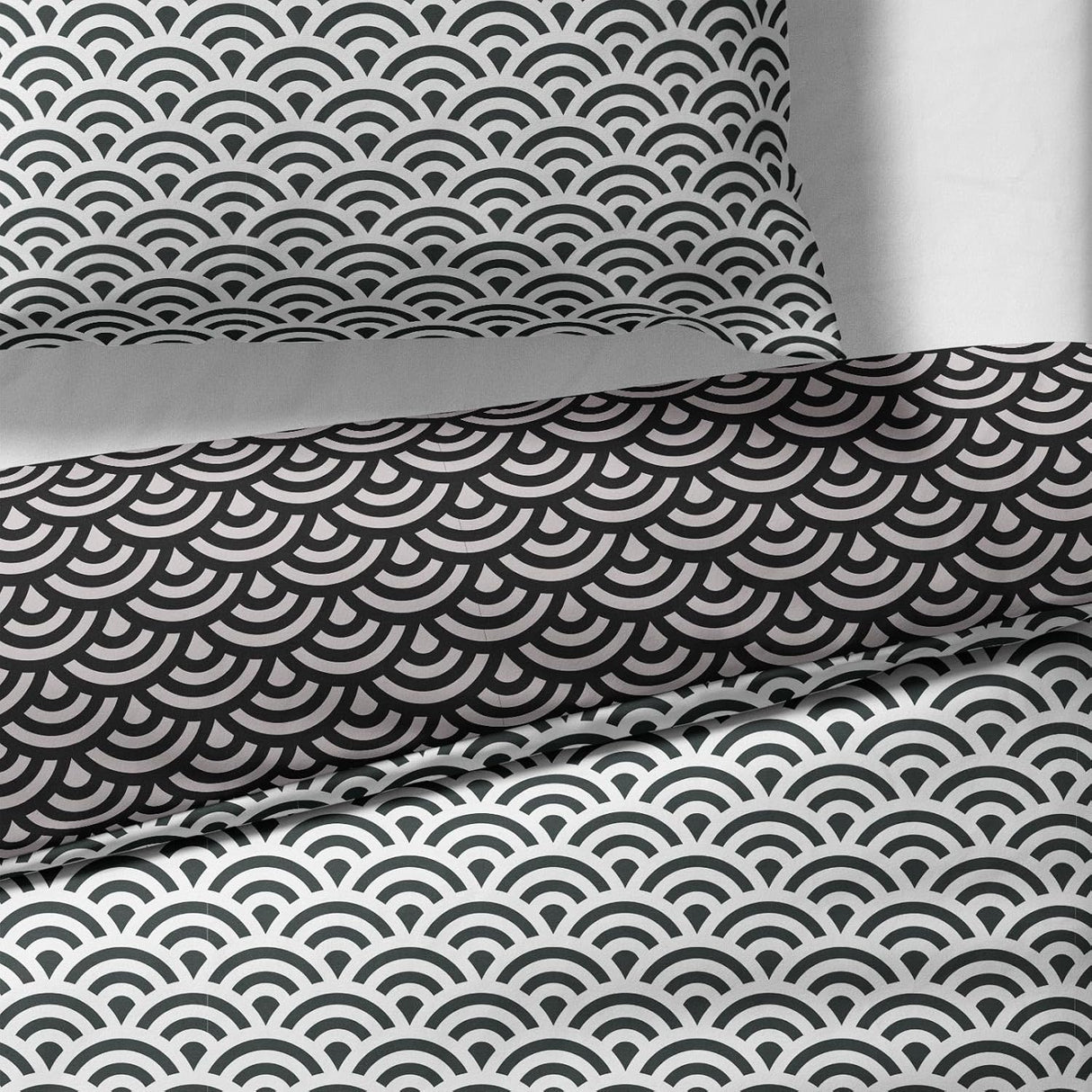 Sinus Art Bettwäsche 135x200 cm + 80x80 cm – Mikrofaser-Wendebettwäsche mit stilisiertem Wellenmuster in Schwarz & Hellgrün – pflegeleicht & atmungsaktiv