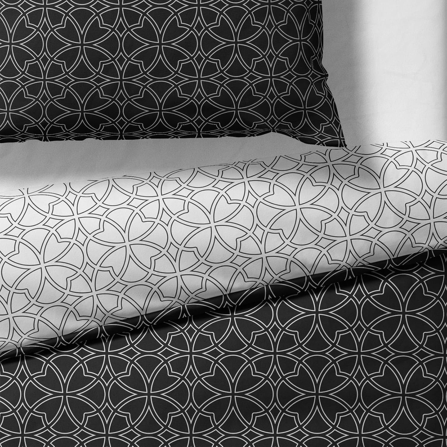 Sinus Art Bettwäsche 135x200 cm + 80x80 cm – Schwarz-Weiß mit filigranem Muster – Wende-Bettwäsche aus weicher Mikrofaser