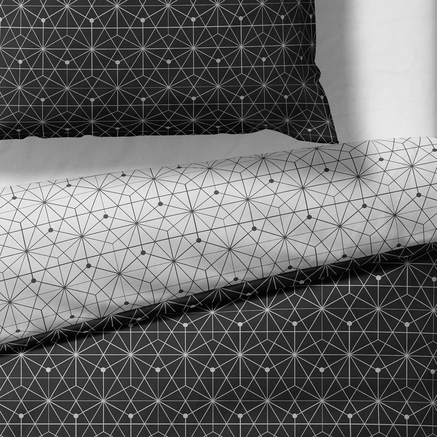 Sinus Art Bettwäsche 135x200 cm + 80x80 cm – Wende-Bettwäsche in Hellgrau und Schwarz mit filigranem geometrischen Muster – pflegeleicht, weich, modern