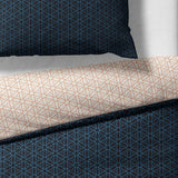 Sinus Art Bettwäsche 135x200 cm + 80x80 cm – Wendebettwäsche in Apricot & Nachtblau mit filigranem Stern-Muster – atmungsaktiv, pflegeleicht, Reißverschluss