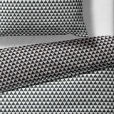 Sinus Art Mikrofaser Bettwäsche 135x200 cm + 80x80 cm – Wendedesign in Schwarz & Grau mit grafischem Dreieckmuster, pflegeleicht & atmungsaktiv