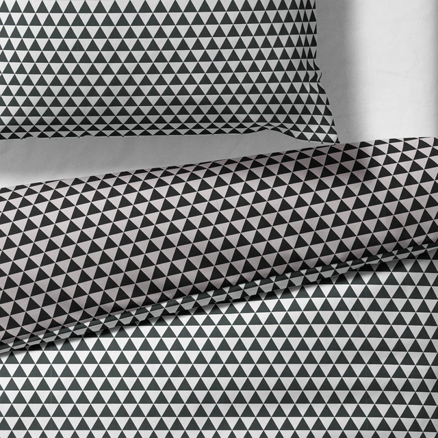 Sinus Art Mikrofaser Bettwäsche 135x200 cm + 80x80 cm – Wendedesign in Schwarz & Grau mit grafischem Dreieckmuster, pflegeleicht & atmungsaktiv