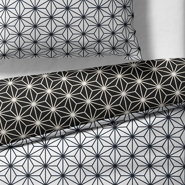 Sinus Art Mikrofaser Bettwäsche 135x200 cm + 80x80 cm – Wendedesign in Schwarz & Weiß mit sternförmigem Muster, atmungsaktiv & pflegeleicht