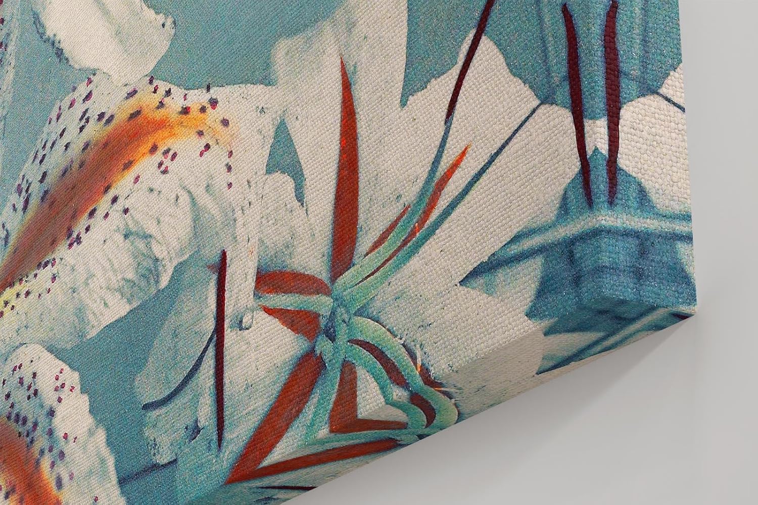 Sinus Art Wandbild 120x80cm Exotische Lilien in Weiß, Orange und Braun auf blauem Hintergrund mit Vintage-Flair